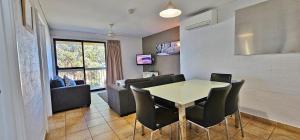 Μια τηλεόραση ή/και κέντρο ψυχαγωγίας στο Riverview Holiday Apartment 6 - Kalbarri WA