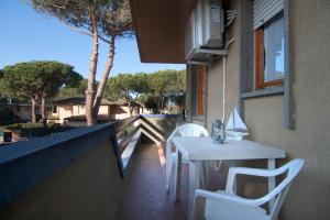 einen weißen Tisch und zwei Stühle auf dem Balkon in der Unterkunft Appartamento Prato in Follonica