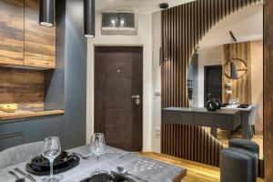 Η κουζίνα ή μικρή κουζίνα στο Helm Apatment&Spa Zlatibor +27 φωτογραφίες