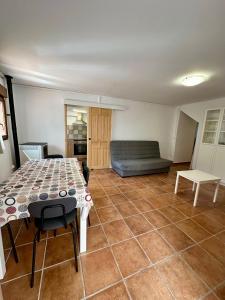 een woonkamer met een tafel en een bank bij Casa Puebla Arenoso I Rental Holidays REF. 064 in Puebla de Arenoso