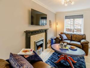 uma sala de estar com mobiliário de couro e uma lareira em 2 Bed in Ripon 88051 em Ripon