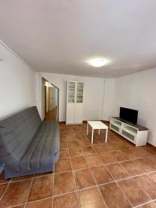 - une chambre avec un lit, une télévision et une table dans l'établissement Casa Puebla Arenoso I Rental Holidays REF. 064, à Puebla de Arenoso