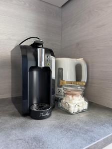 科沃拉的住宿－Kymi apart，咖啡壶和柜台上的搅拌机