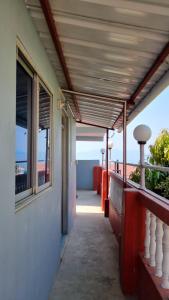 balcone di un edificio con vista sull'oceano di Elephant Top Holiday Nepal, Homestay, Tansen a Tānsing