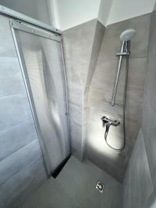 塞納河畔伊夫里的住宿－CHARMANT STUDIO REFAIT À NEUF，浴室里设有玻璃门淋浴