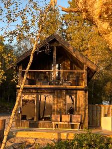 ein großes Holzhaus mit Balkon im Wald in der Unterkunft Stabbur med fantastisk utsikt! in Steinkjer