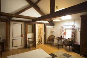 Postel nebo postele na pokoji v ubytování Hotel Altes Pfarrhaus Beaumarais