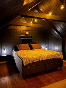 Bett in einem Zimmer mit Holzdecke in der Unterkunft Stabbur med fantastisk utsikt! in Steinkjer