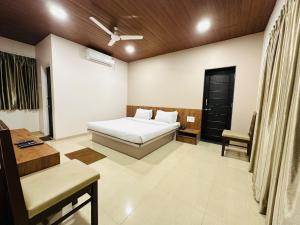 Hotel Grand Indu, 3 Star Kolhapur客房内的一张或多张床位