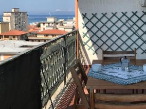 a table on a balcony with a view of the ocean at Appartamento FAB in Follonica
