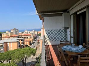 a balcony with a table and a view of a street at Appartamento FAB in Follonica