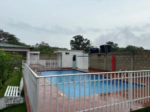 uma piscina com uma cerca branca à volta em Apartamento con excelentes comodidades em Cúcuta