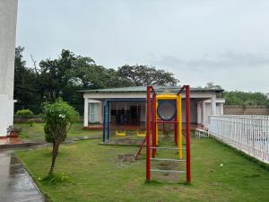 um parque infantil num pátio ao lado de um edifício em Apartamento con excelentes comodidades em Cúcuta