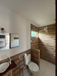 een badkamer met een toilet, een wastafel en een douche bij Pousada Villa Xaréu in Barra Grande
