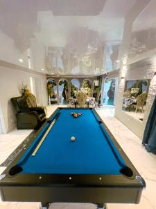 a pool table in a living room at Appartement tout confort - Paris à 10 min - tout équipé - salle de jeux in Deuil-la-Barre