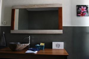 a bathroom with a sink and a mirror at Appartement Parc in Saint-Gervais-les-Bains