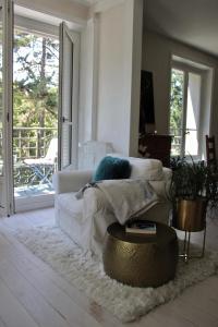 sala de estar con sofá blanco y mesa en Appartement Parc en Saint-Gervais-les-Bains