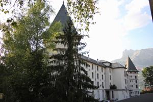 un gran edificio blanco con techo puntiagudo en Appartement Parc en Saint-Gervais-les-Bains