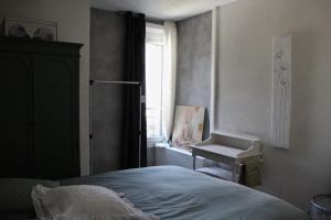 1 dormitorio con cama, lavabo y ventana en Appartement Parc en Saint-Gervais-les-Bains
