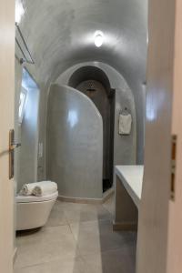 A bathroom at Argy's Luxury Caves - Red Cave
