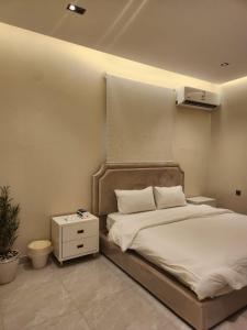 1 dormitorio con 1 cama con mesita de noche y 1 cama sidx sidx sidx sidx sidx en رهف ريزيدنس Rahaf smart residence en Riad