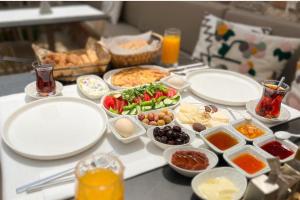 uma mesa coberta com pratos e tigelas de comida em PARLA KÜÇÜKKÖY em Ayvalık