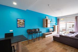 un soggiorno con divano e parete blu di Deluxe Oldtown by Umbral ad Albufeira