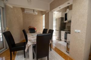 uma cozinha e sala de jantar com mesa e cadeiras em APARTMENTS ANI em Ulcinj