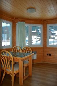維爾布諾波布拉甸登的住宿－Horská vila Heda，一间带桌椅和窗户的用餐室