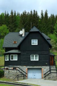 維爾布諾波布拉甸登的住宿－Horská vila Heda，黑色房子,有黑色屋顶