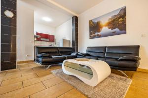 sala de estar con sofá y TV en Dini's Ferienwohnung, en Wunstorf