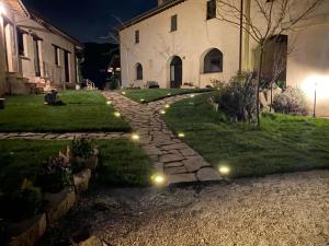 un sentiero in pietra che conduce a una casa di notte di Agriturismo Il Covo del Solengo a Valtopina