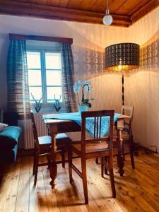 uma sala de jantar com uma mesa e cadeiras e uma janela em Landgasthof Marhube em Baldramsdorf