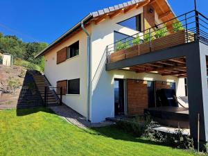 ein Haus mit einer Treppe und einem Balkon in der Unterkunft maison lac et montagne in Chorges