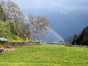 un arcobaleno sopra un campo con un muro di pietra di Landgasthof Marhube a Baldramsdorf