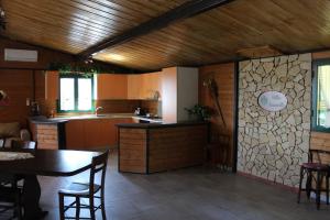 una cucina con tavolo e una sala da pranzo di Villa Sciarelle a Piedimonte Etneo