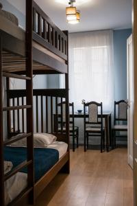 Postel nebo postele na pokoji v ubytování Gar'is Hostel Lviv
