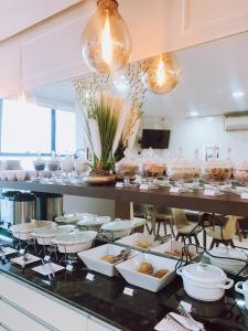 uma linha de buffet com pratos e tigelas de comida em HOTEL VIANA em Barra do Corda