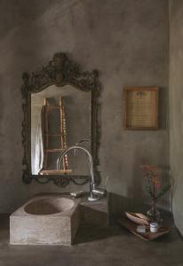 y baño con lavabo y espejo. en Muxima - Aljezur en Aljezur