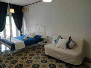 - une chambre avec un lit et un canapé dans l'établissement Tra Pirandello e Leopardi B&B, à Naples
