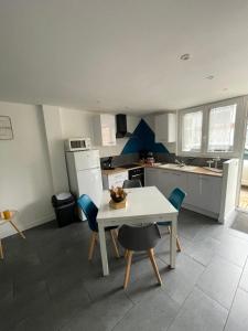 Køkken eller tekøkken på maison de ville en centre ville cany-barville