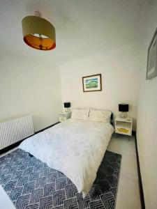 a bedroom with a large bed in a room at Lovely Seaside Ground Floor Cottage Old Leigh in Leigh-on-Sea