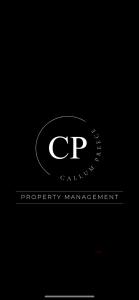 CP luxury studio في جبل طارق: شعار cf على خلفية سوداء