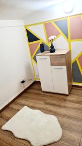 Habitación con alfombra blanca y pared en Big Base Apartment en Budapest