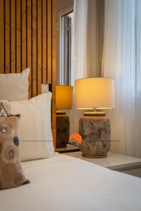 una camera da letto con un letto con due lampade sopra di #094 Maresia Flats by Home Holidays ad Albufeira Altre 37 foto