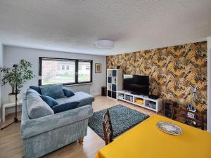 uma sala de estar com um sofá e uma televisão em Fuchs und Hase em Illingen