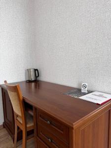 a wooden desk with a tea kettle on top of it at Готель Elisavetgrad in Kropyvnytskyi