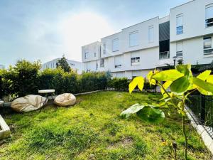 a garden in front of a apartment building at Boo_Apartment in Draç