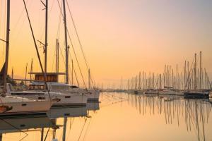 un grupo de barcos están atracados en un puerto en Scale Suites, en Atenas