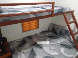 Zimmer mit 2 Etagenbetten und einer Matratze in der Unterkunft VILLA ALESSA in Vigan City
